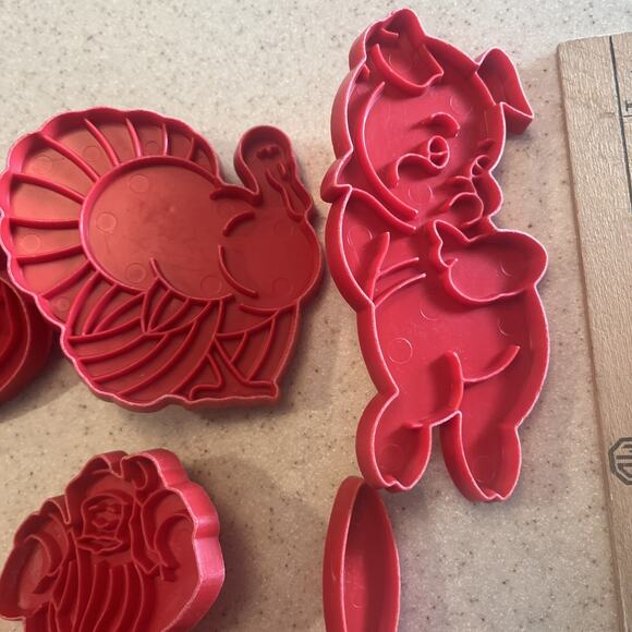 Lot Of 14 Vintage Plastic Cookie Cutters Various Holidays Bakercore Creativecook - Picture 6 of 8